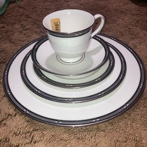 DIAMOND SOLITAIRE by Lenox 5 Piece Place Setting Bone China NEW NEVER USED USA